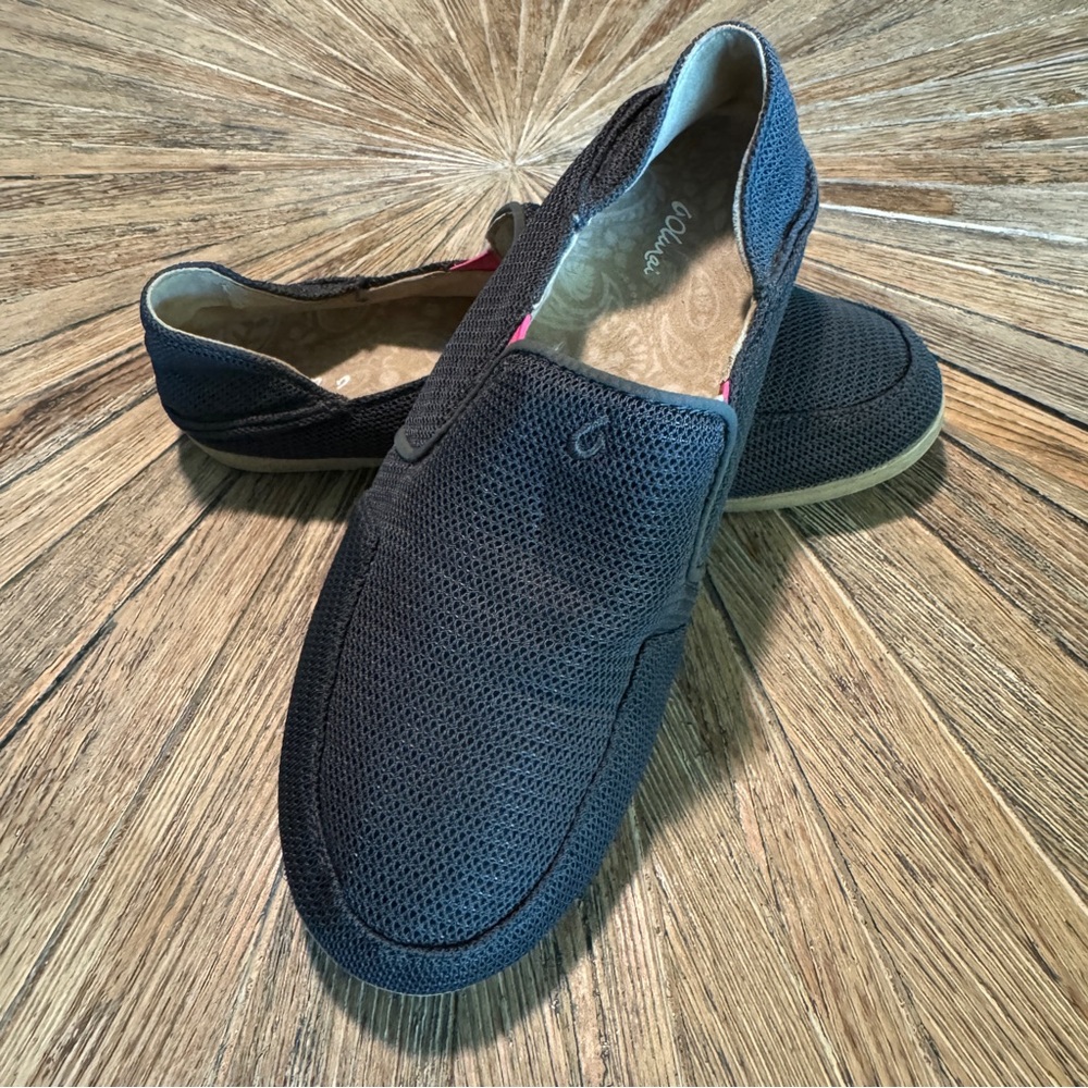 Women’s OluKai size 7 navy blue pink mesh slip on beach shoes Waialu Mesh style